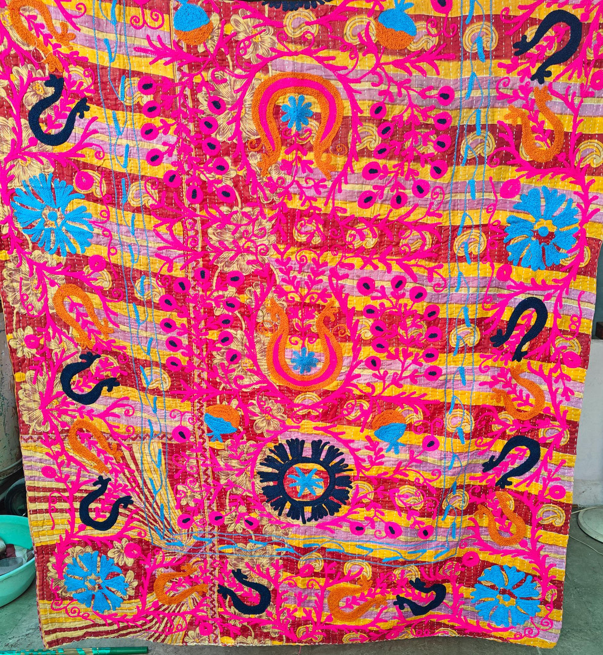 High-Quality Indian Sujani Quilt – Handmade Cotton Throw with Beautiful Suzani Arts